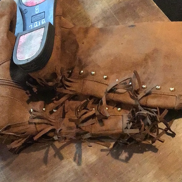 Suede Camel Colered Boots With Fringe - Picture 4 of 4